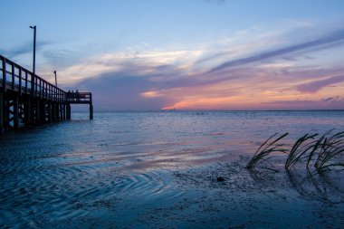 Gün batımında Daphne, Alabama 'da Mobile Körfezi' nde iskele. 