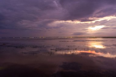 Gün batımında Daphne, Alabama 'dan Mobile Bay' de dramatik bir gökyüzü 