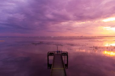 Gün batımında Daphne, Alabama 'dan Mobile Bay' de dramatik bir gökyüzü 