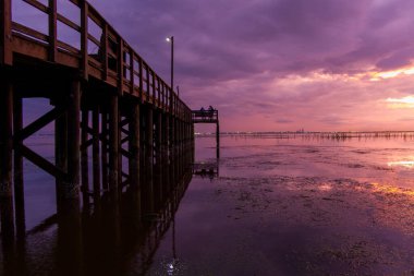 Gün batımında Daphne, Alabama 'dan Mobile Bay' de dramatik bir gökyüzü 