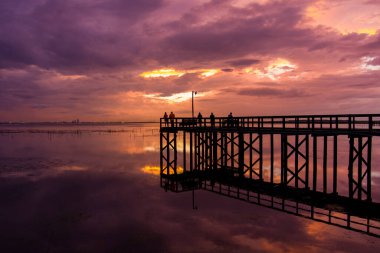 Gün batımında Daphne, Alabama 'dan Mobile Bay' de dramatik bir gökyüzü 