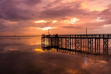 Gün batımında Daphne, Alabama 'dan Mobile Bay' de dramatik bir gökyüzü 