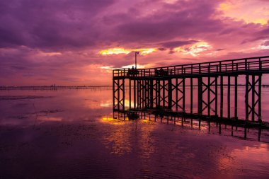 Gün batımında Daphne, Alabama 'dan Mobile Bay' de dramatik bir gökyüzü 