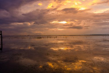 Gün batımında Daphne, Alabama 'dan Mobile Bay' de dramatik bir gökyüzü 
