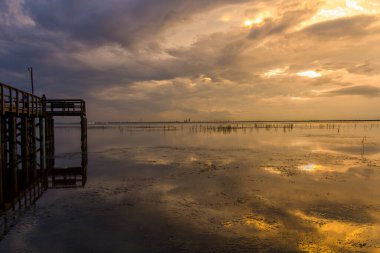 Gün batımında Daphne, Alabama 'dan Mobile Bay' de dramatik bir gökyüzü 