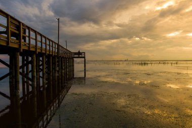 Gün batımında Daphne, Alabama 'dan Mobile Bay' de dramatik bir gökyüzü 