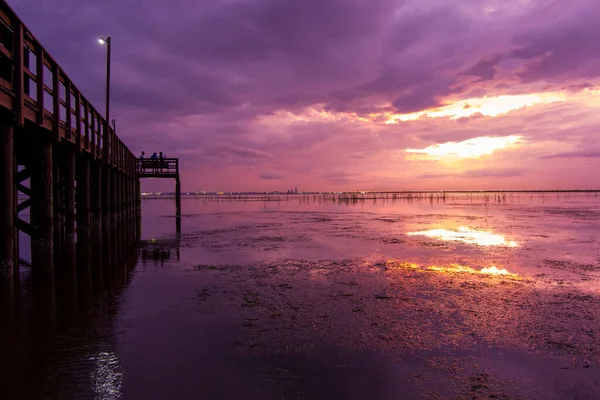 Dramatisk Himmel Vid Solnedgången Mobile Bay Från Daphne Alabama — Stockfoto