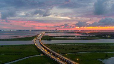 2021 Temmuz 'unda gün batımında Mobile Körfezi' nin hava manzarası 