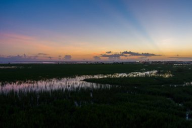 2021 Temmuz 'unda gün batımında Mobile Körfezi' nin hava manzarası 