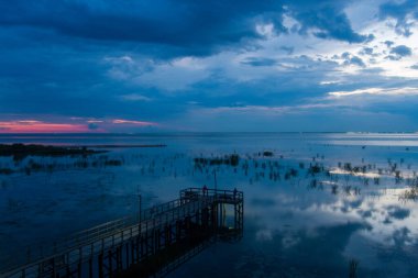 2021 Ağustos 'unda Alabama' nın Mobile Körfezi 'nin doğu kıyısında gün batımı 