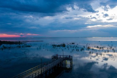 2021 Ağustos 'unda Alabama' nın Mobile Körfezi 'nin doğu kıyısında gün batımı 
