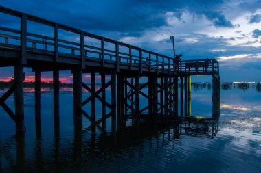 2021 Ağustos 'unda Alabama' nın Mobile Körfezi 'nin doğu kıyısında gün batımı 