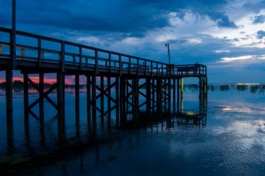 2021 Ağustos 'unda Alabama' nın Mobile Körfezi 'nin doğu kıyısında gün batımı 