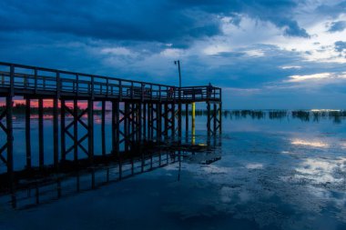 2021 Ağustos 'unda Alabama' nın Mobile Körfezi 'nin doğu kıyısında gün batımı 