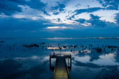 2021 Ağustos 'unda Alabama' nın Mobile Körfezi 'nin doğu kıyısında gün batımı 