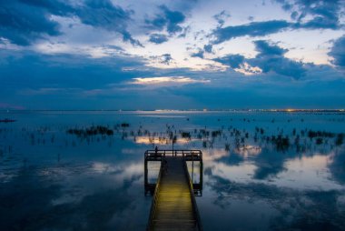 2021 Ağustos 'unda Alabama' nın Mobile Körfezi 'nin doğu kıyısında gün batımı 