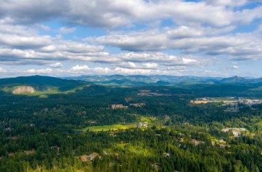 Mount Rainier ve the Cascade on the horizon in Washington State, ABD 
