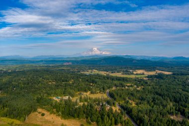 Mount Rainier ve the Cascade on the horizon in Washington State, ABD 