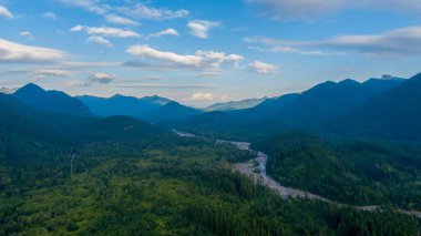 Washington Eyaleti 'ndeki Rainier Dağı yakınlarındaki Cascade dağ sırası. 