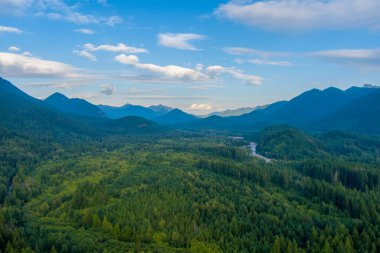 Washington Eyaleti 'ndeki Rainier Dağı yakınlarındaki Cascade dağ sırası. 