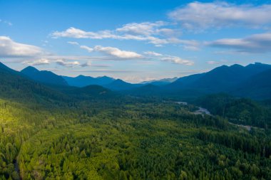 Washington Eyaleti 'ndeki Rainier Dağı yakınlarındaki Cascade dağ sırası. 