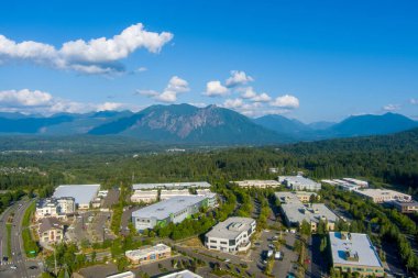 Snoqualmie, Washington ve Cascade dağlarının hava manzarası 