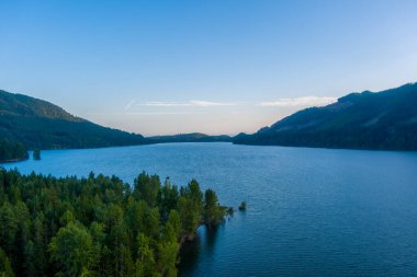 Cushman Gölü ve Olimpiyat Dağları Washington State, ABD 'de gün batımında 