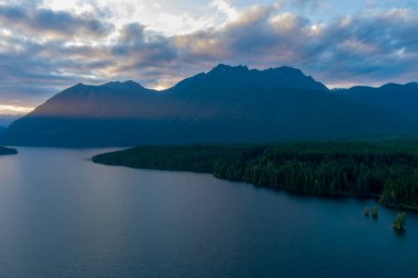 Cushman Gölü ve Olimpiyat Dağları Washington State, ABD 'de gün batımında 