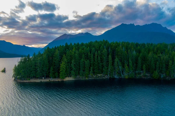 美国华盛顿州日落时的库什曼湖和奥林匹克山脉 — 图库照片
