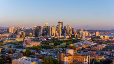 Seattle şehir merkezi, Washington Ağustos 2021 'de gün batımında gökyüzü. 