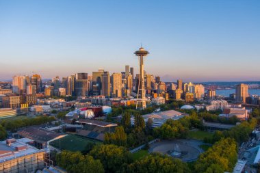 Seattle şehir merkezi, Washington Ağustos 2021 'de gün batımında gökyüzü. 