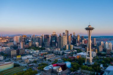 Seattle şehir merkezi, Washington Ağustos 2021 'de gün batımında gökyüzü. 