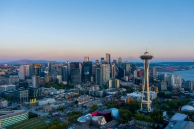 Seattle şehir merkezi, Washington Ağustos 2021 'de gün batımında gökyüzü. 