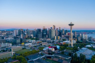 Seattle şehir merkezi, Washington Ağustos 2021 'de gün batımında gökyüzü. 
