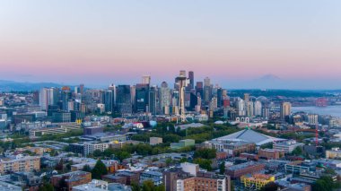 Seattle şehir merkezi, Washington Ağustos 2021 'de gün batımında gökyüzü. 