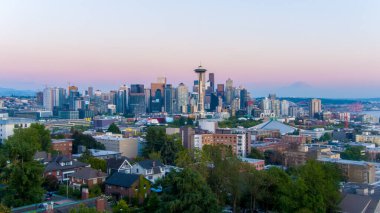 Seattle şehir merkezi, Washington Ağustos 2021 'de gün batımında gökyüzü. 