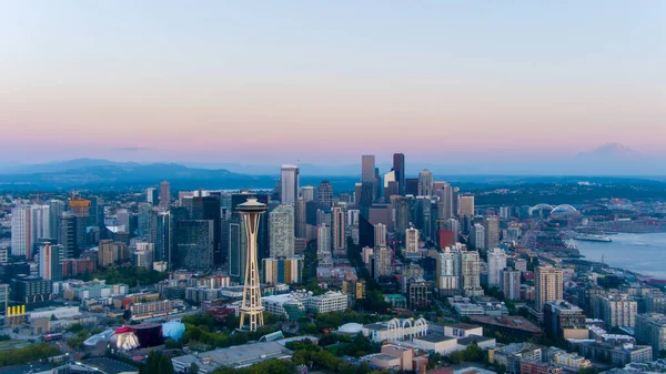 2021年8月の日没時のワシントン州シアトルのダウンタウン — ストック写真