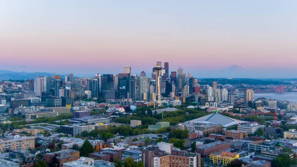 2021年8月の日没時のワシントン州シアトルのダウンタウン — ストック写真