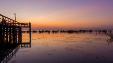 Eylül 2021 'de Mobile Körfezi, Alabama' daki rıhtım 