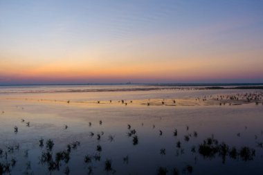 Eylül 2021 'de gün batımında Alabama Körfezi' ndeki Mobile Körfezi. 