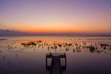 Eylül 2021 'de Mobile Körfezi, Alabama' daki rıhtım 