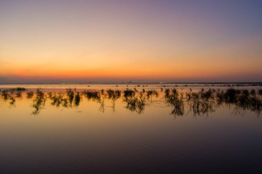 Eylül 2021 'de gün batımında Alabama Körfezi' ndeki Mobile Körfezi. 