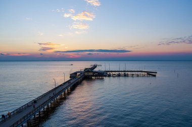 Fairhope, Alabama İskelesi, gün batımında Mobile Körfezi 'nde. 