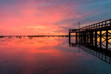 Eylül 2021 'de Alabama Körfezi kıyısındaki Mobile Körfezi' nde günbatımı 