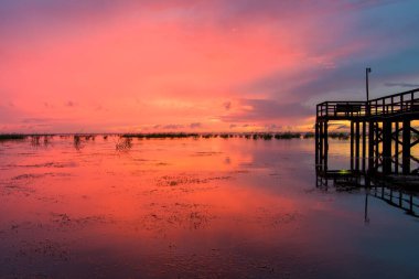 Eylül 2021 'de Alabama Körfezi kıyısındaki Mobile Körfezi' nde günbatımı 