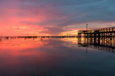 Eylül 2021 'de Alabama Körfezi kıyısındaki Mobile Körfezi' nde günbatımı 