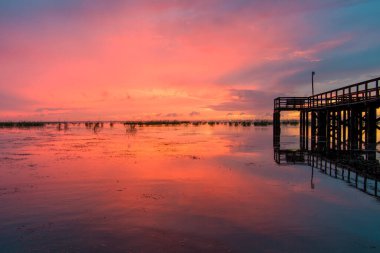 Eylül 2021 'de Alabama Körfezi kıyısındaki Mobile Körfezi' nde günbatımı 