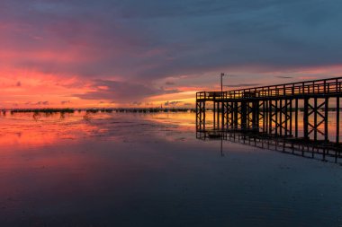 Eylül 2021 'de Alabama Körfezi kıyısındaki Mobile Körfezi' nde günbatımı 