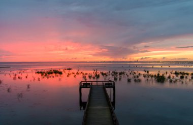 Eylül 2021 'de Alabama Körfezi kıyısındaki Mobile Körfezi' nde günbatımı 