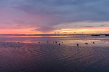 Eylül 2021 'de Alabama Körfezi kıyısındaki Mobile Körfezi' nde günbatımı 